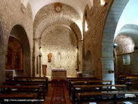 NAVE PRINCIPAL A IZQUIERDA, Y CAPILLA BAJO TORRE A DERECHA.