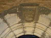 Clave de la portada con fecha y Agnus Dei