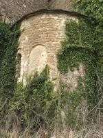 DETALLE DE LA ZONA ORIGINAL DEL MURO SUR: PORTADA DEL TEMPLO PRIMITIVO Y VENTANAL ASPILLERADO