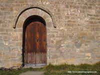 PUERTA EN MURO SUR; CON GUARDAPOLVO A MODO DE DOBLADURA.