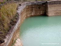 CANECILLOS REUBICADOS EN EL FRONTAL DE LA PRESA