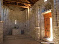 INTERIOR HACIA LA CABECERA- MURO SUR Y PUERTA