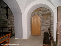 ACCESO A LA TORRE A LOS PIES DEL TEMPLO. PUERTA DE FALSA HERRADURA