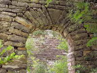 DETALLE ARCO DE FALSA HERRADURA. DESTACA LA CLAVE TRIANGULAR DESCENTRADA