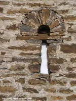 VENTANAL DE ARCO DE HERRADURA EN BASE SUR DE LA TORRE