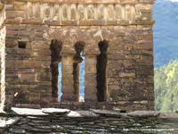 VENTANAL Y FRISO DE BAQUETONES