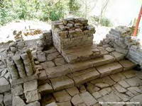 NAVE CENTRAL: CABECERA. ESCALON DE ACCESO AL ALTAR Y ARRANQUE DE COLUMNAS