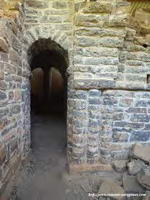 PUERTA MOZ�RABE DE ACCESO AL TUNEL BAJO EL TEMPLO, DESDE LA CRIPTA