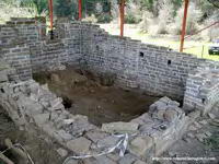 RECINTO A LOS PIES DEL MONASTERIO, CONTINUANDO NAVE CENTRAL. VISTA DESDE EL OESTE