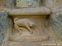 DETALLE ESCULTURA EN LA BASA NORTE