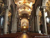 NAVE CENTRAL, DESDE LOS PIES DEL TEMPLO.