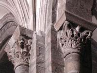 CAPITELES DE ENTRELAZO Y PI�AS.