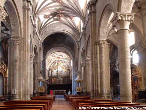 NAVE CENTRAL DESDE LOS PIES DEL TEMPLO