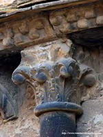 CAPITEL QUE CORONA LA COLUMNA ADOSADA