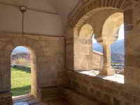 INTERIOR DE LA VENTANA GEMINADA Y VANO DE ACCESO