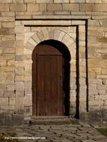 DETALLE PUERTA SUR. RESTOS DE CRISM�N PINTADO EN LA CLAVE.