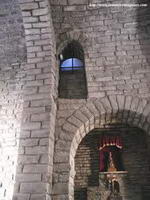 PUERTA DE ACCESO A LA TORRE, EN ALTO; EN EL MURO NORTE