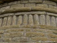 DETALLE DEL FRISO DE BAQUETONES EN &Aacute;BSIDE NORTE