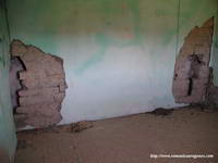 SALA SOBRE EL PORCHE MODERNO. MURO SUR DEL TEMPLO, CON LOS DOS VENTANALES DE PONIENTE.
