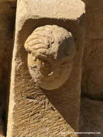 PILA BAUTISMAL A LOS PIES DEL TEMPLO