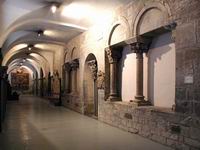 ACCESO A LA SALA CAPITULAR. UNO DE LOS POCOS RESTOS ROM�NICOS DEL CLAUSTRO ORIGINAL.