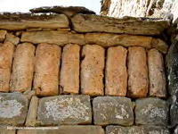 DETALLE DE LOS BAQUETONES TALLADOS EN PIEDRA TOBA