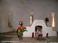 DETALLE DEL ALTAR Y LOS VENTANALES