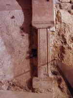 PILASTRA ADOSADA AL MURO DE APEO EXTERIOR DEL LADO DERECHO DE LA CABECERA