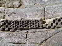 IMPOSTA DECORADA CON TRIANGULITOS EN RELIEVE