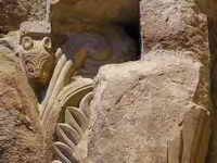 DECORACI�N DE CAPITEL A BASE DE VOLUTAS, CAUL�CULOS Y PEQUE�O LEONCITO EN MENSULILLA