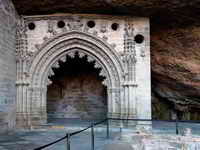ACCESO A LA CAPILLA DE SAN VICTORIAN, PANTE�N DE LOS ABADES DEL MONASTERIO.