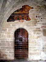 ACCESO AL TEMPLO DESDE LA CAPILLA DE SAN VICTORIAN. RESTOS PICT�RICOS Y CRISM�N
