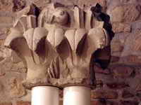CAPITEL DE MOTIVOS VEGETALES