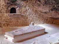 ANTIGUO HORNO DEL MONASTERIO. LOSAS DE SARC�FAGOS REALES
