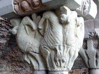 DETALLE GRIFOS CON CABRITILLO EN SUS GARRAS