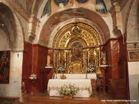 CABECERA DEL TEMPLO. pRESBITERIO AMPLIO Y RETABLO BARROCO OCULTANDO LA CABECERA