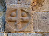 MENSULA CON CRUZ EMPU&Ntilde;ADA Y PERLAS