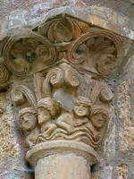 CAPITEL DEL EXTERIOR DE IGU&Aacute;CEL