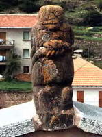 ESCULTURA SOBRE BRAZO NORTE DEL CRUCERO. FOTOGRAF�A DE JUANA CORT�S, GU�A DE SIRESA