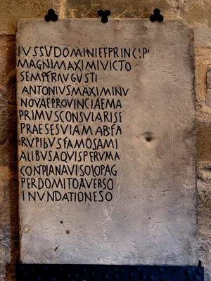 LAPIDA ROMANA DE SIRESA, RESALTADA LA INSCRIPCI�N