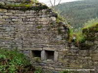 INTERIOR DEL �BSIDE, LADO SUR: CREDENCIAS Y VENTANA