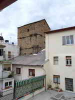TORRE-ATRIO SOBRESALIENDO DE LAS EDIFICACIONES