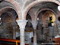 CRIPTA. NAVE SUR,  HACIA LA CABECERA