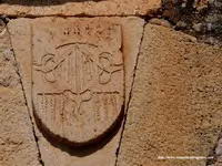 ESCUDO EN LA DOVELA DE LA PUERTA ANTERIOR