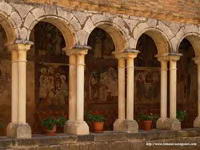 PINTURAS MURALES EN EL ALA SURESTE DEL CLAUSTRO A TRAV�S DE SU COLUMNATA.