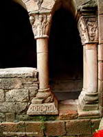 CAPITELES ROM�NICOS DEL ALA NORTE DEL CLAUSTRO: ELEMENTOS DE SOPORTE TRASTOCADOS