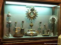 VITRINA CON OBJETOS LITÚRGICOS