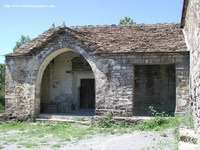 VISTA SUROESTE DEL TEMPLO. PORCHE MODERNO