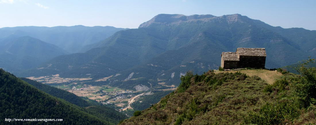 ERMITA DE SAN MAM&Eacute;S SOBRE EL VALLE DEL RIO ARA. AL FONDO: FISCAL