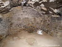 INTERIOR DE LA CRIPTA HACIA LOS PIES
